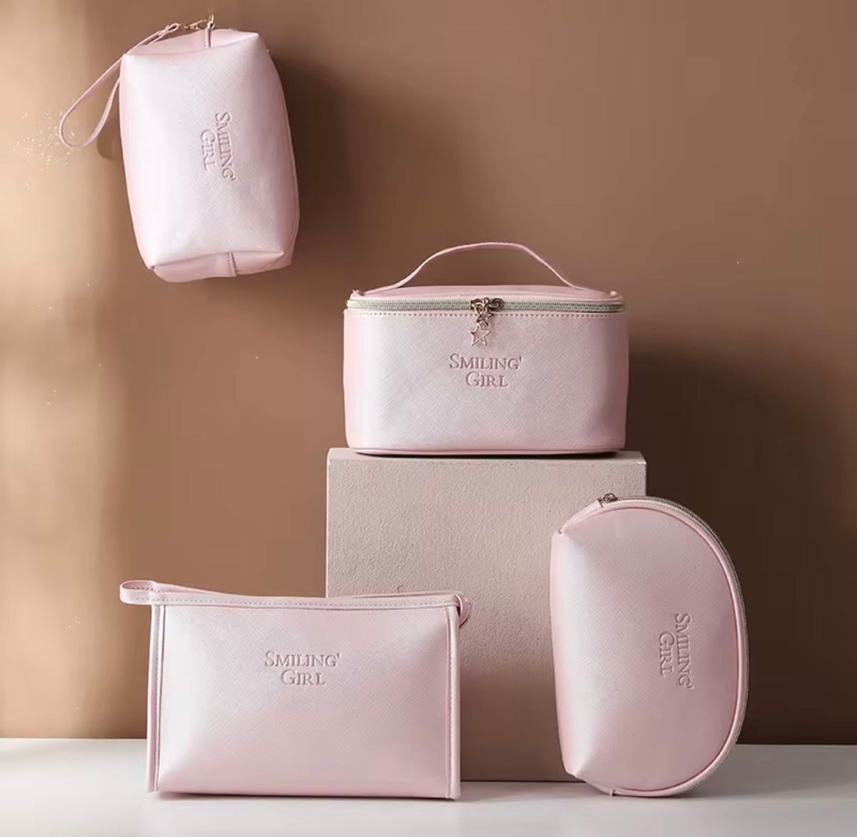 Neceser de Maquillaje "Smiling Girl" de Piel Sintética – Estuche Cosmético Moderno, Organizador de Viaje Elegante y Práctico
